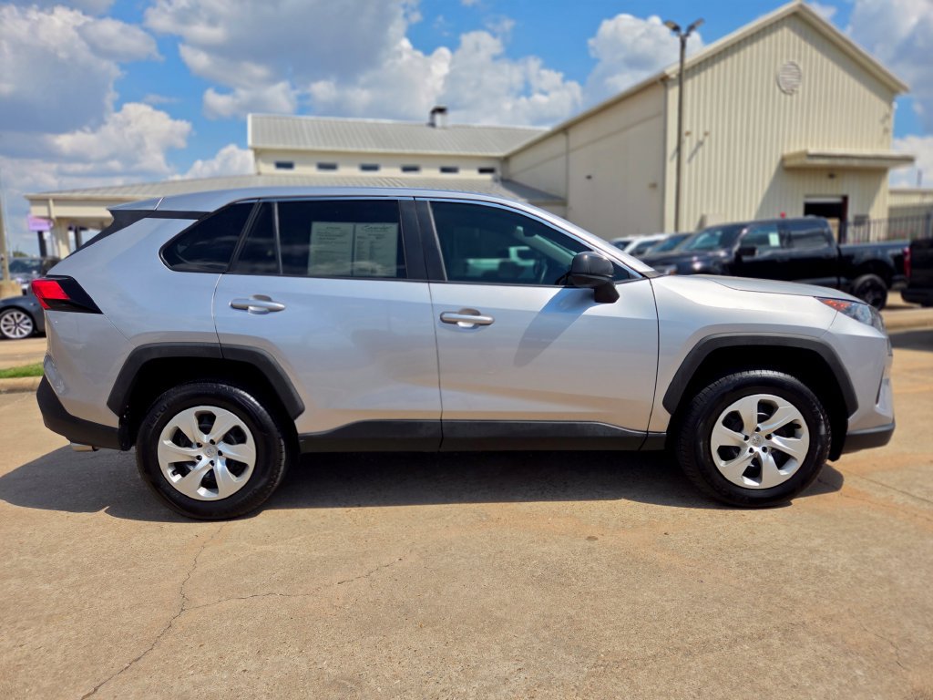 Used 2022 Toyota RAV4 LE FWD image 4