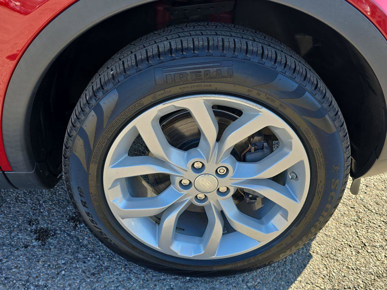 Used 2019 Land Rover Discovery Sport SE image 16