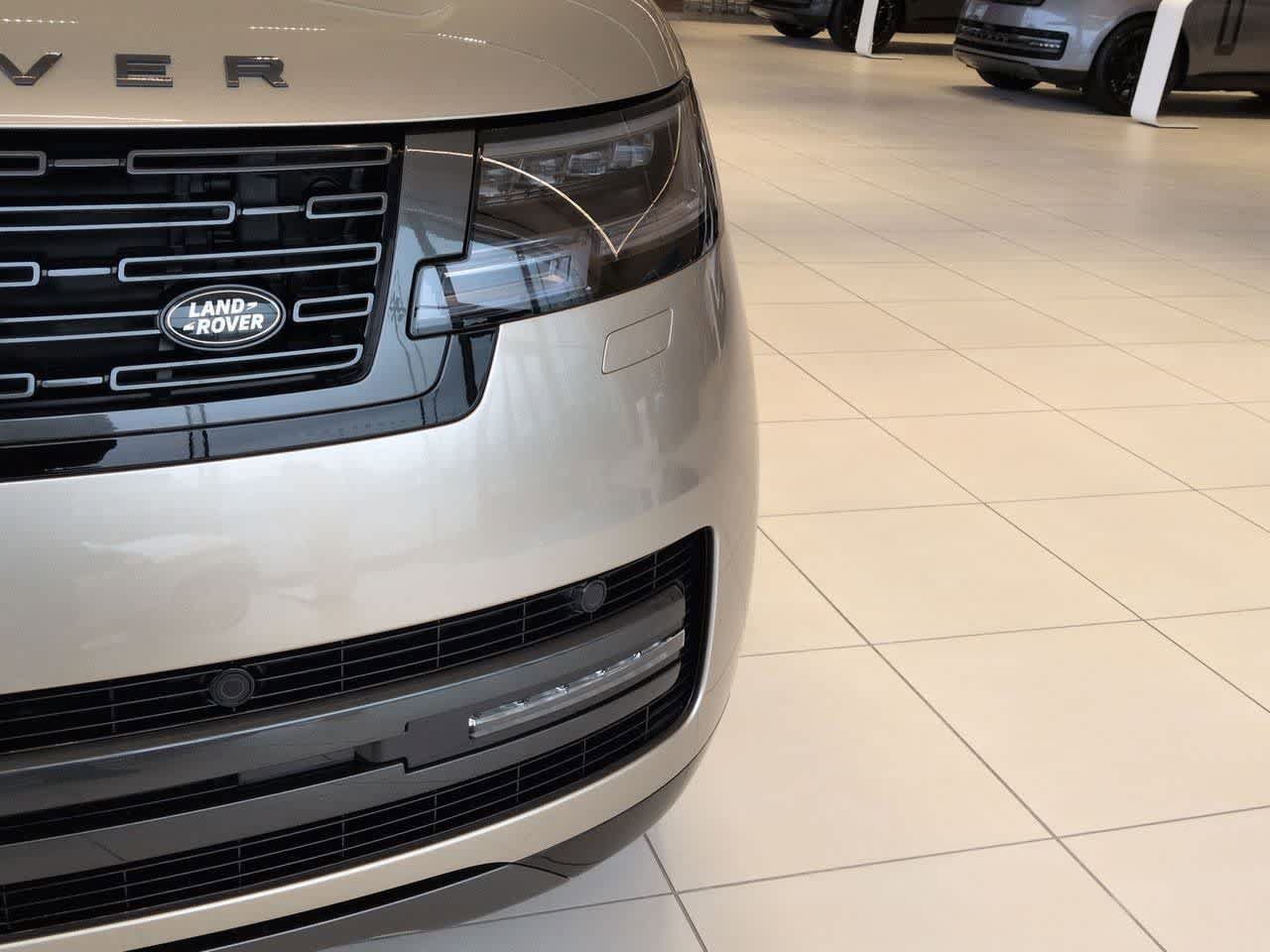 New 2026 Land Rover Range Rover Long Wheelbase SE AWD/4WD image 9