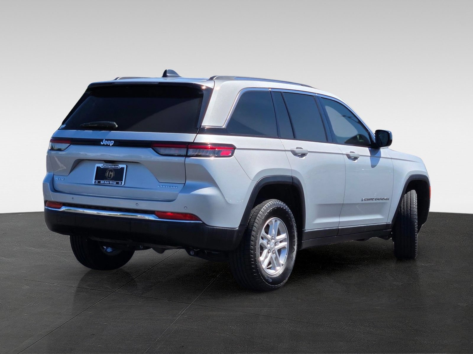 Used 2023 Jeep Grand Cherokee Laredo AWD/4WD image 4