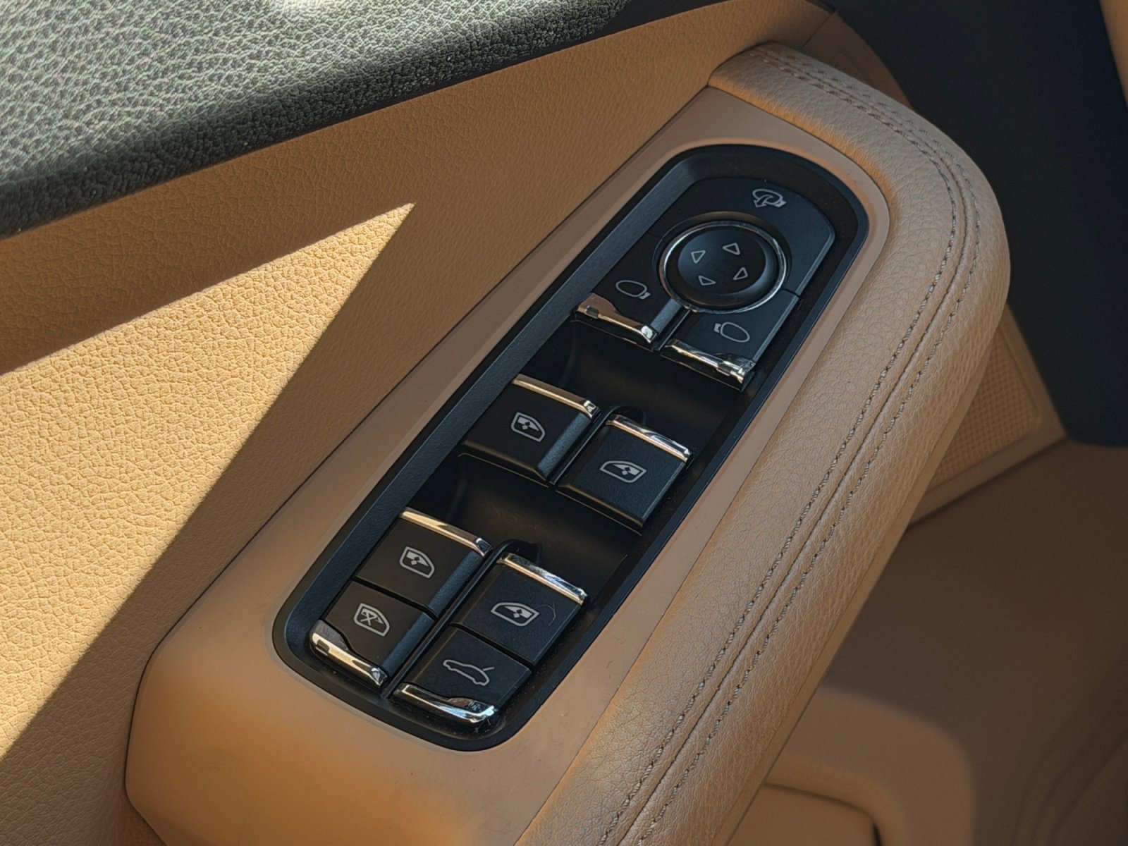Used 2025 Porsche Macan AWD/4WD image 16