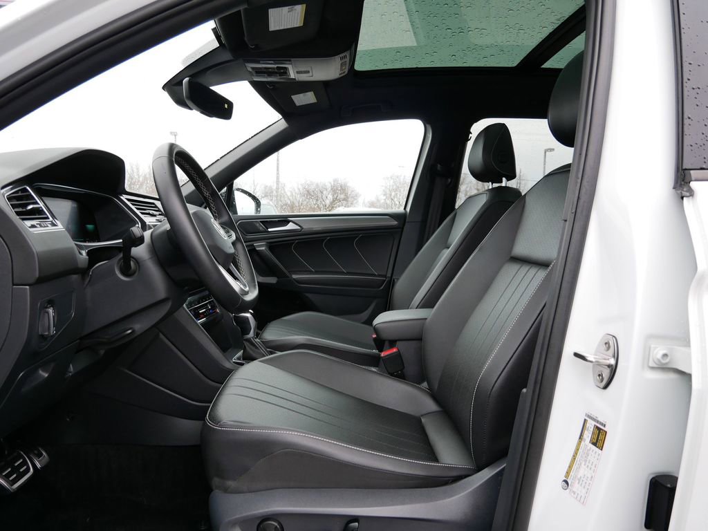 Used 2023 Volkswagen Tiguan SE R-Line image 11