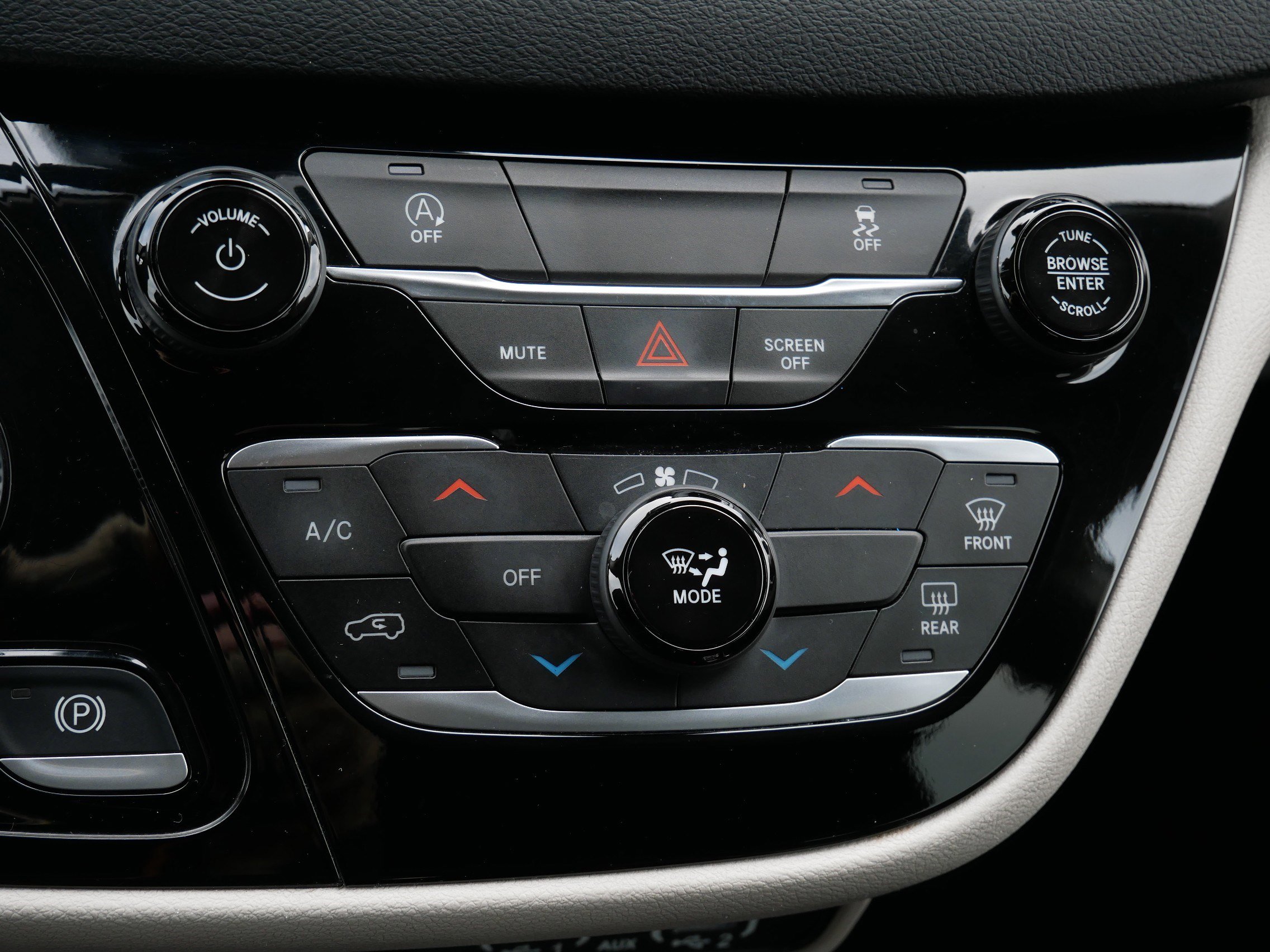 Used 2023 Chrysler Voyager LX image 23