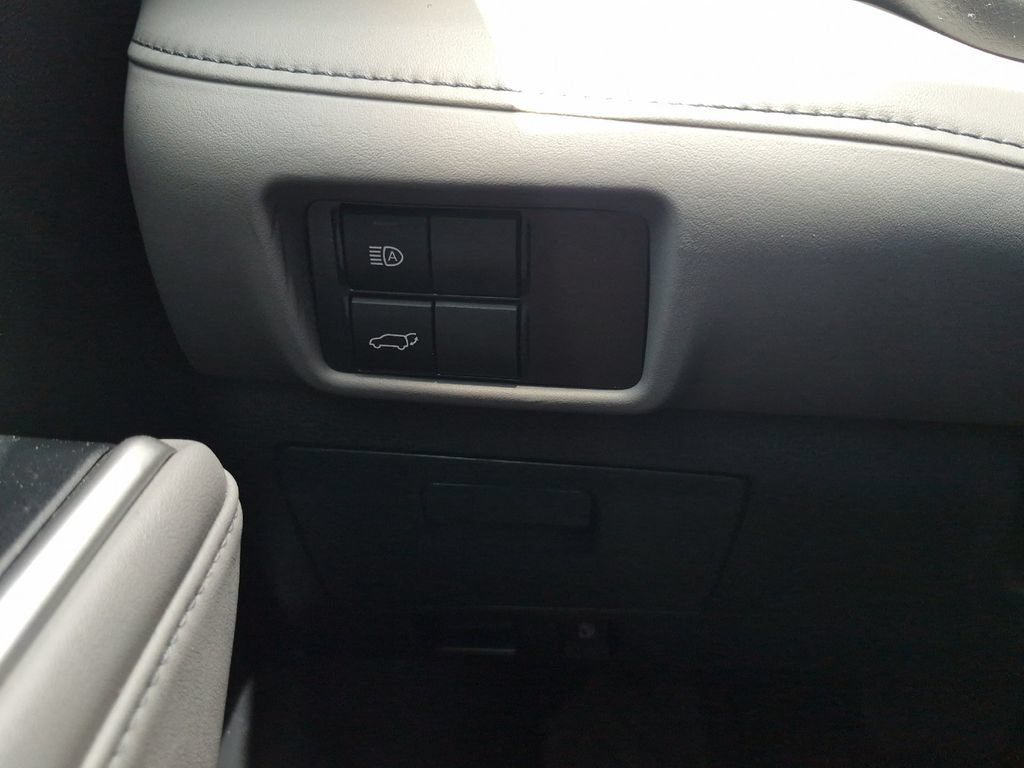 Used 2020 Toyota Highlander XLE FWD image 31