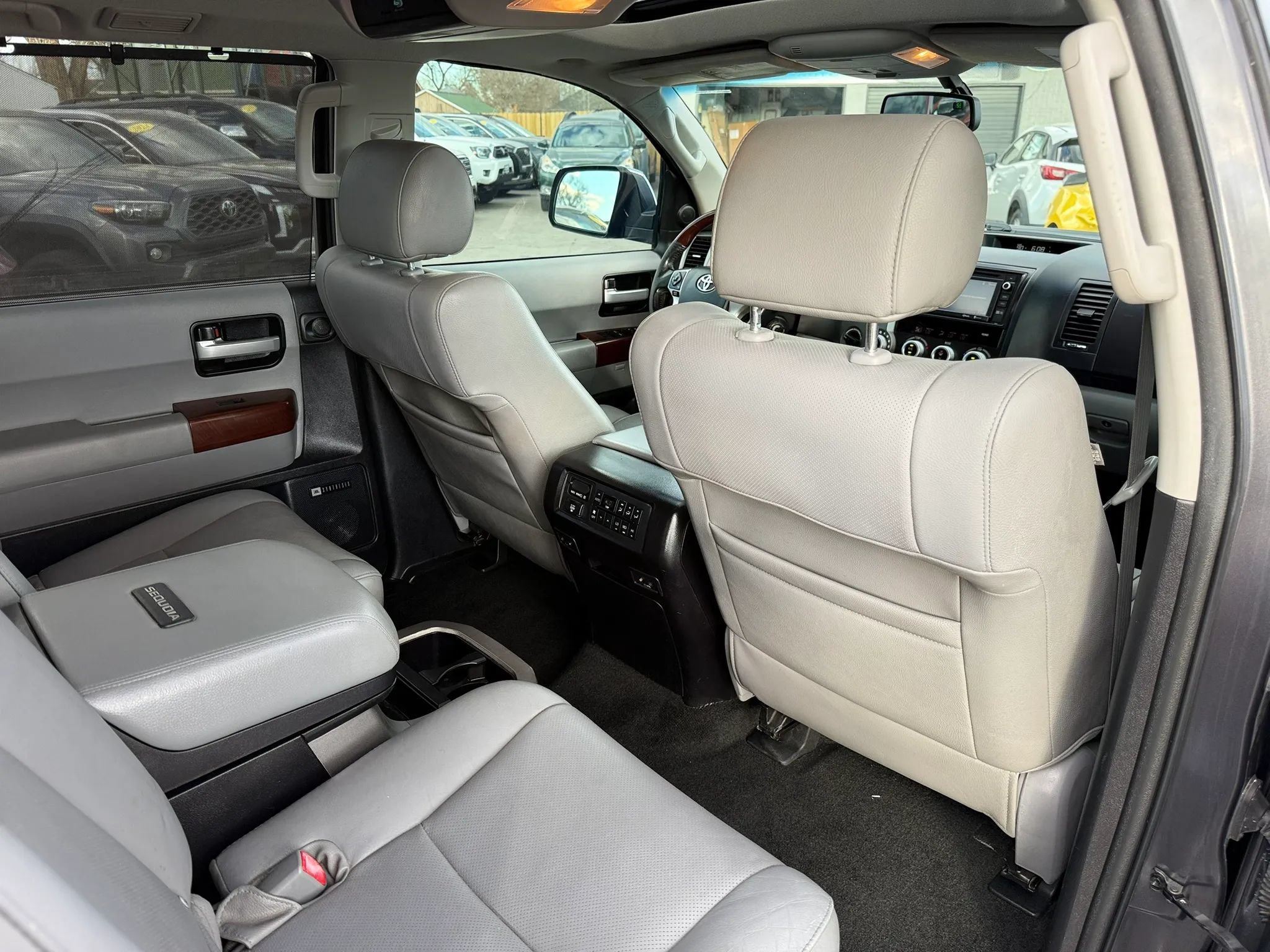 Used 2014 Toyota Sequoia Platinum w/ Preferred Accessory Package AWD/4WD image 19