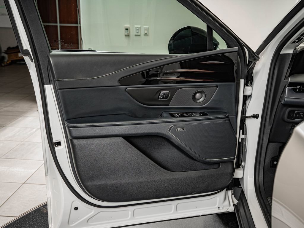 Used 2024 Lincoln Nautilus Reserve w/ Equipment Group 202A image 17