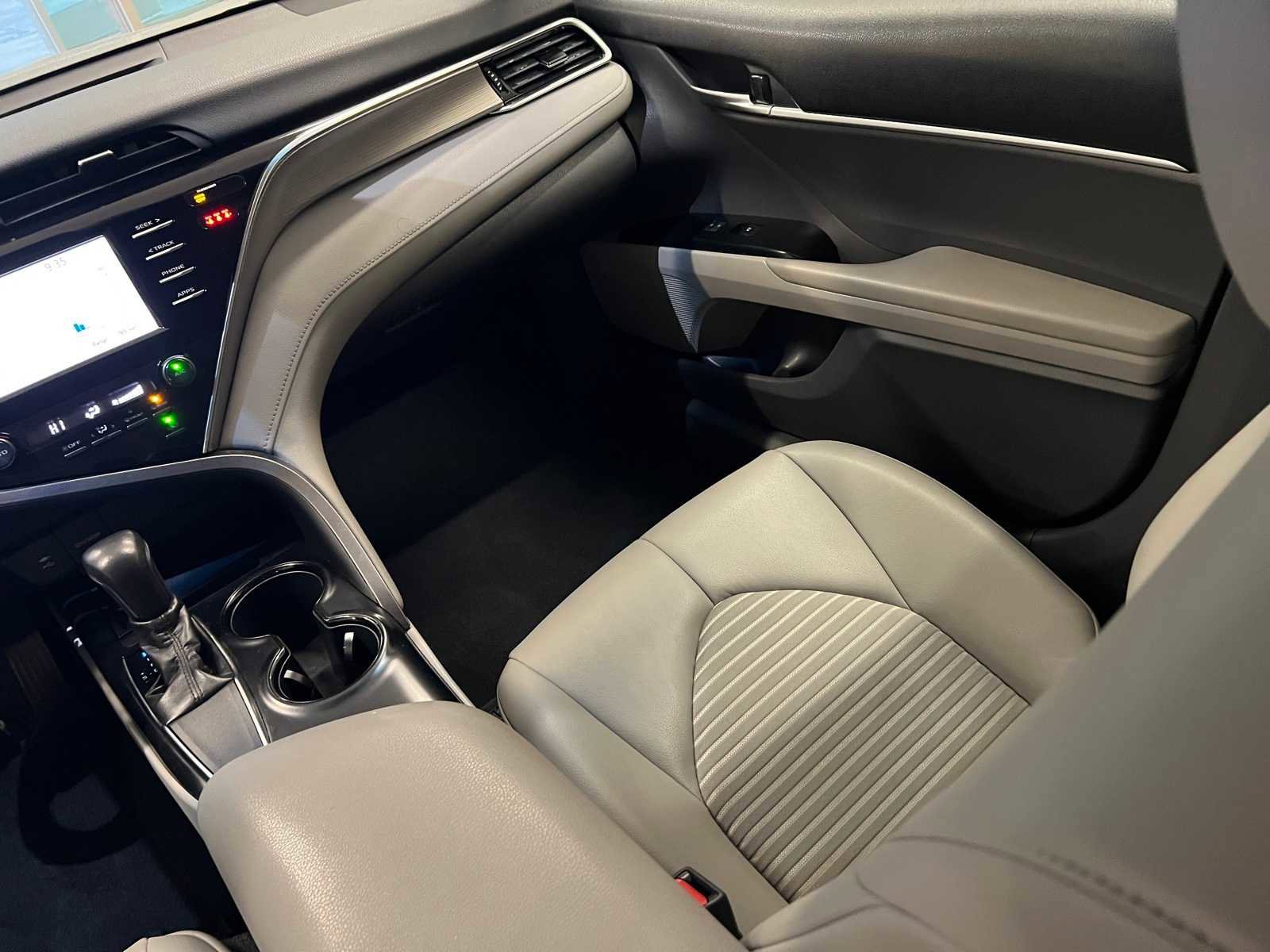 Used 2018 Toyota Camry SE image 11