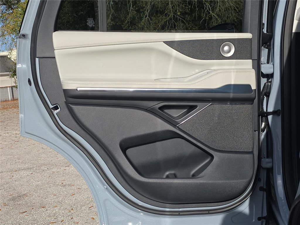 New 2026 Lincoln Navigator Reserve w/ Jet Appearance Package AWD/4WD image 9