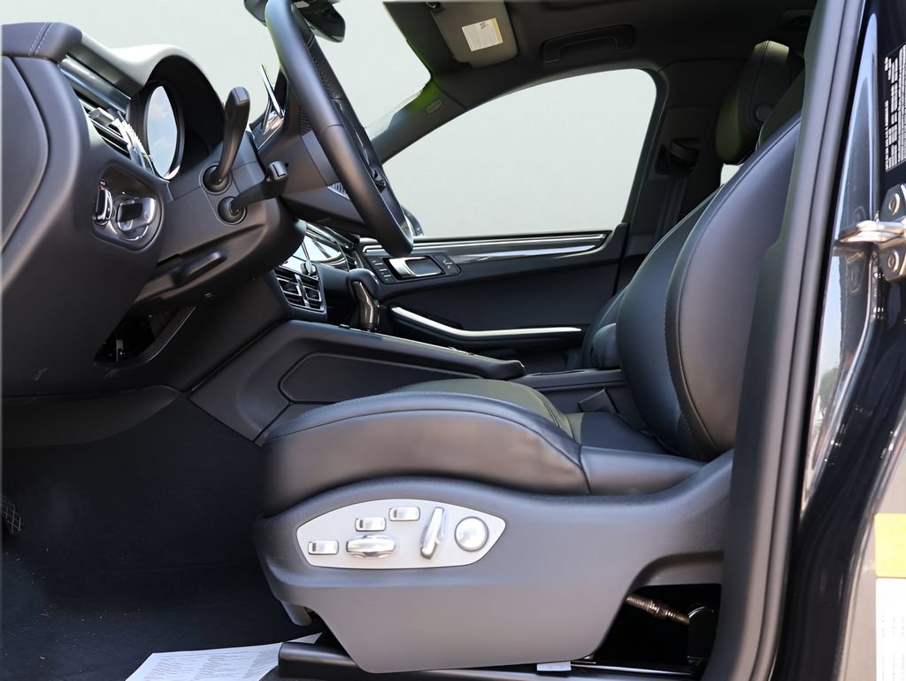 Certified 2025 Porsche Macan GTS AWD/4WD image 36