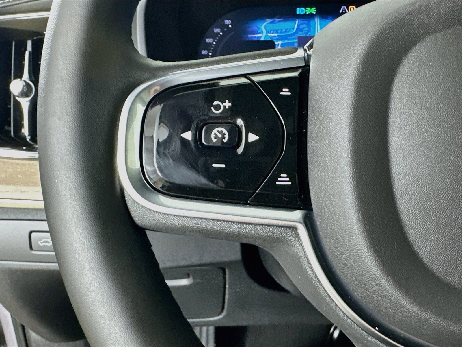 New 2026 Volvo XC90 T8 Plus w/ Protection Package Premier AWD/4WD image 18