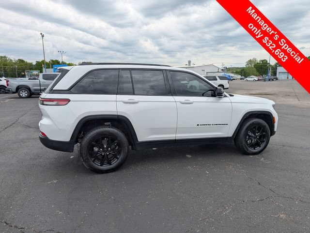 Used 2025 Jeep Grand Cherokee Altitude AWD/4WD image 8