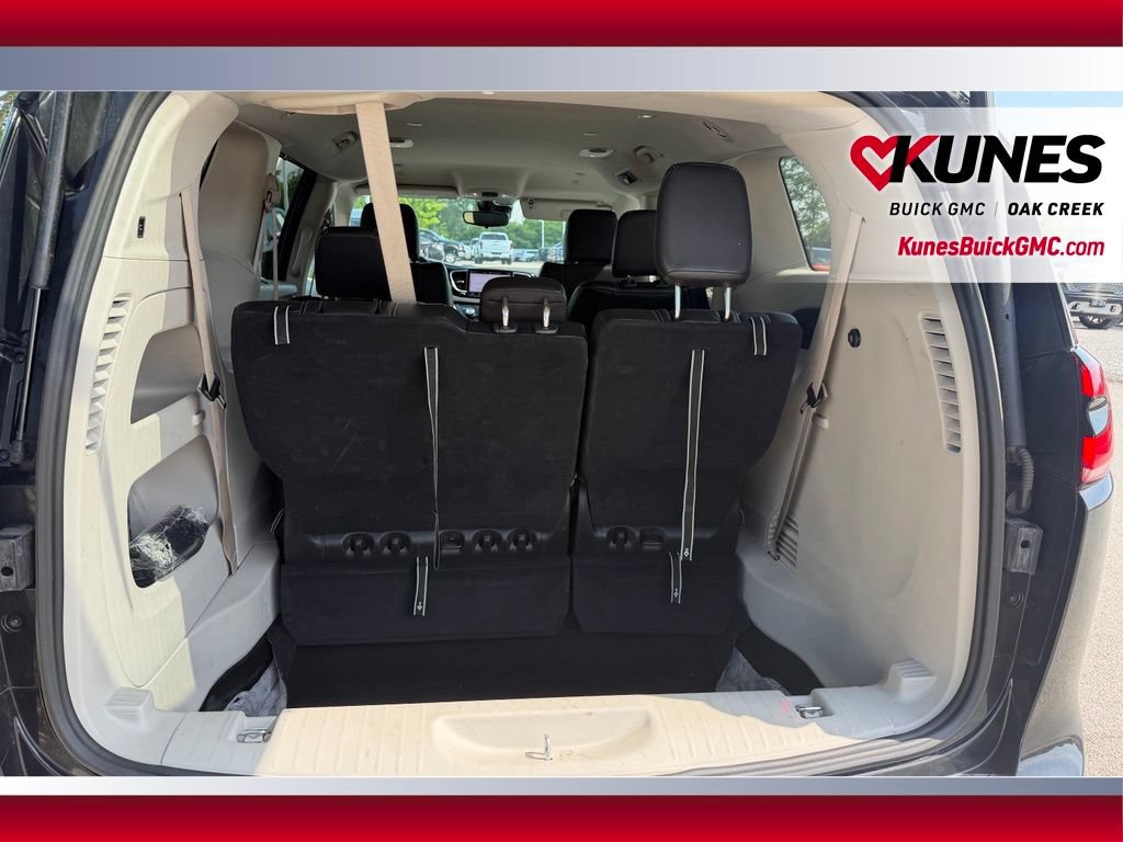 Used 2023 Chrysler Pacifica Touring-L FWD image 5