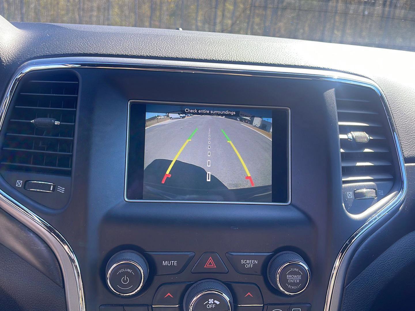 Used 2018 Jeep Grand Cherokee Laredo image 18