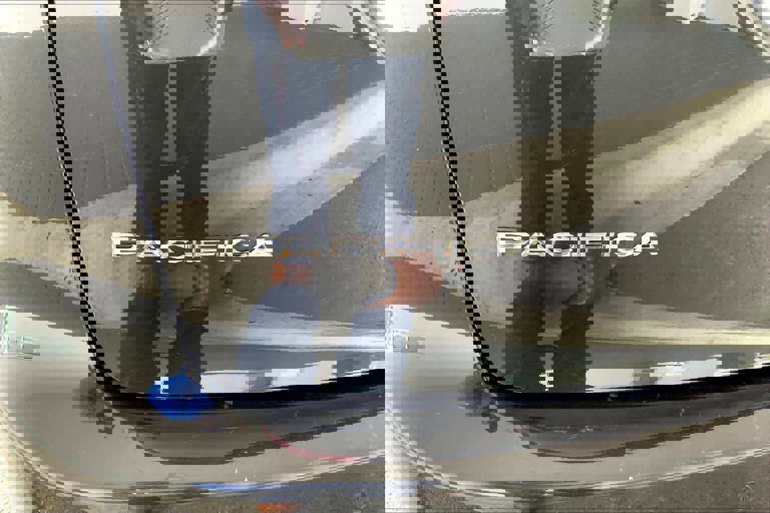 Used 2023 Chrysler Pacifica Touring-L FWD image 30