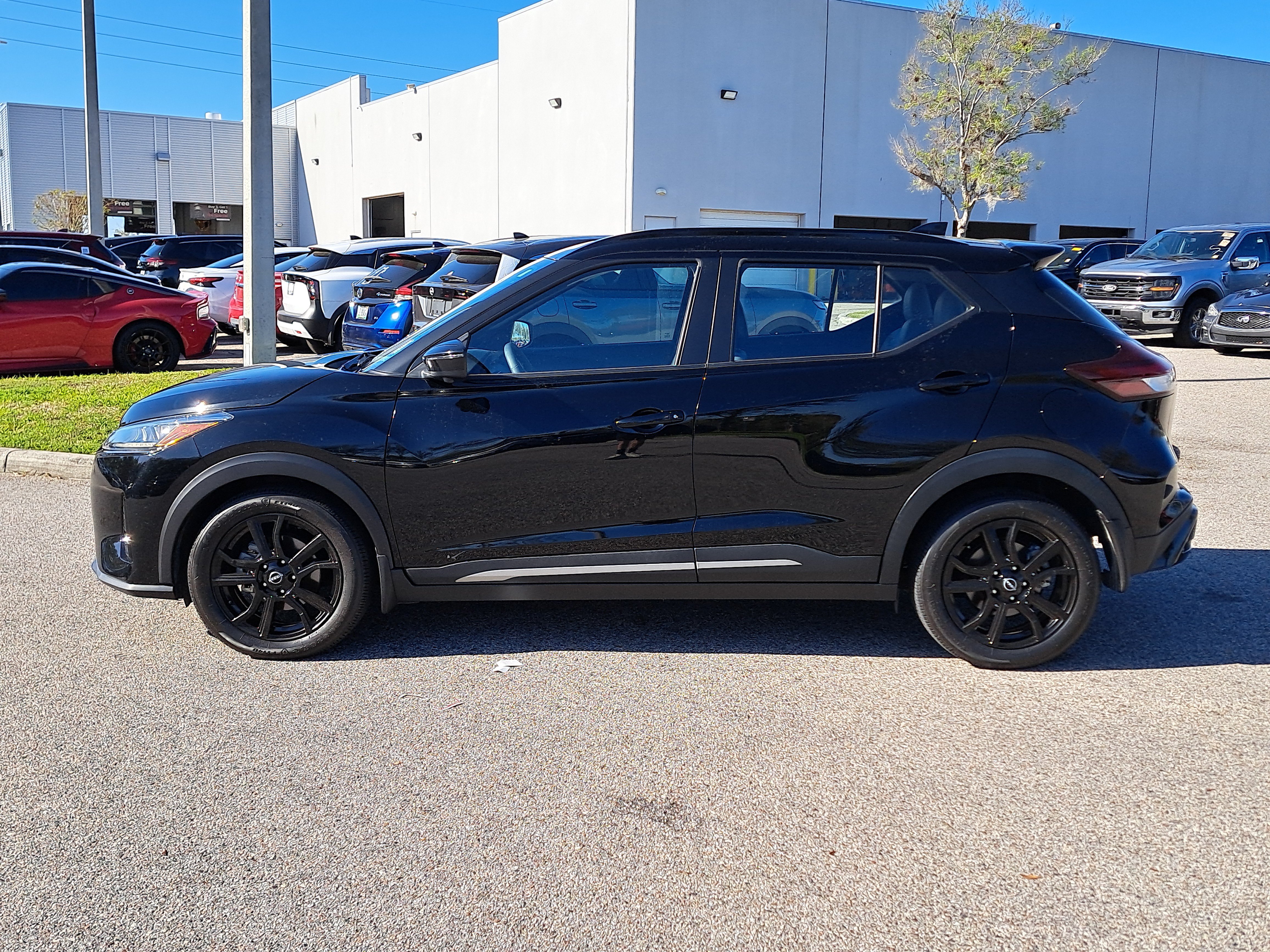 Certified 2024 Nissan Kicks SR w/ SR Premium Package FWD image 9