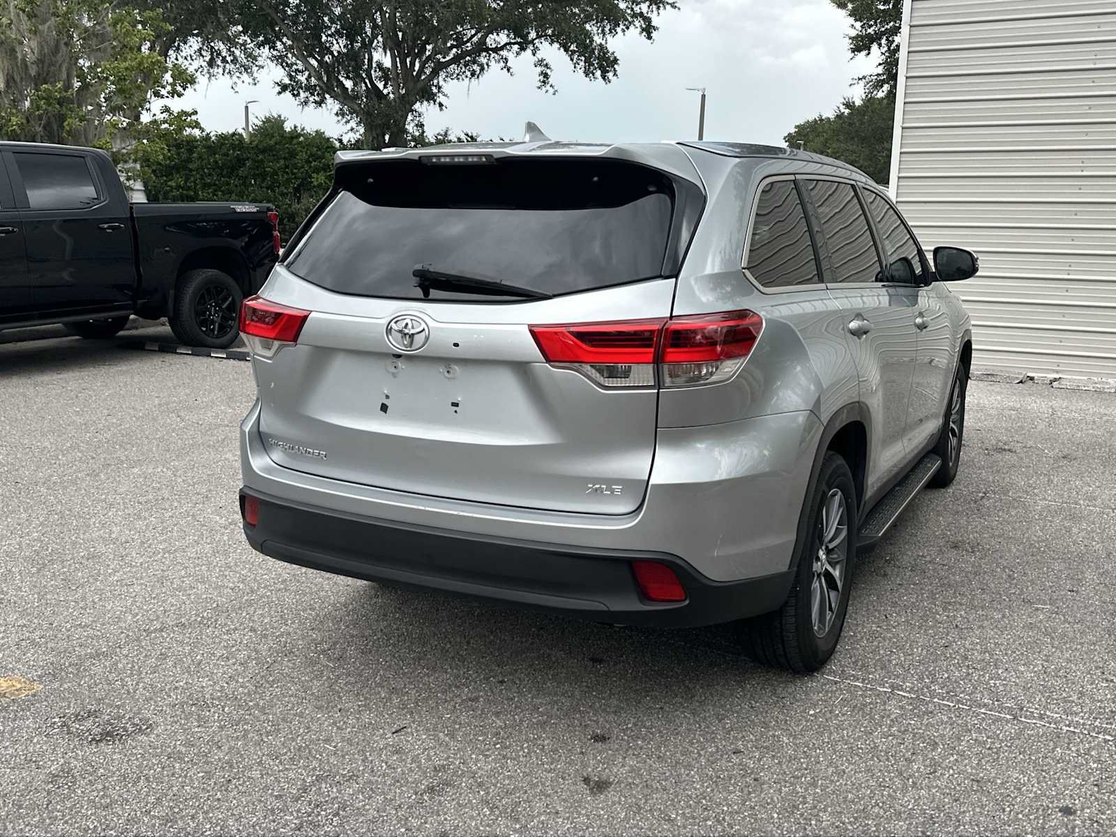 Used 2019 Toyota Highlander XLE FWD image 6
