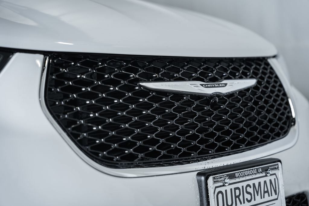 Used 2025 Chrysler Pacifica Select image 11