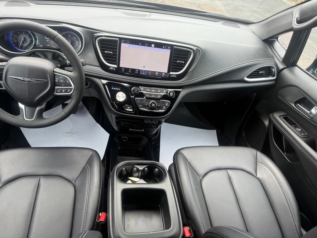 Used 2025 Chrysler Pacifica Select w/ Uconnect Theater Family Group AWD/4WD image 40