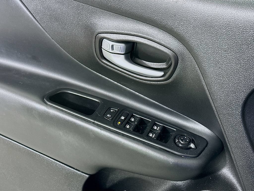 Used 2017 Jeep Renegade Altitude FWD image 21