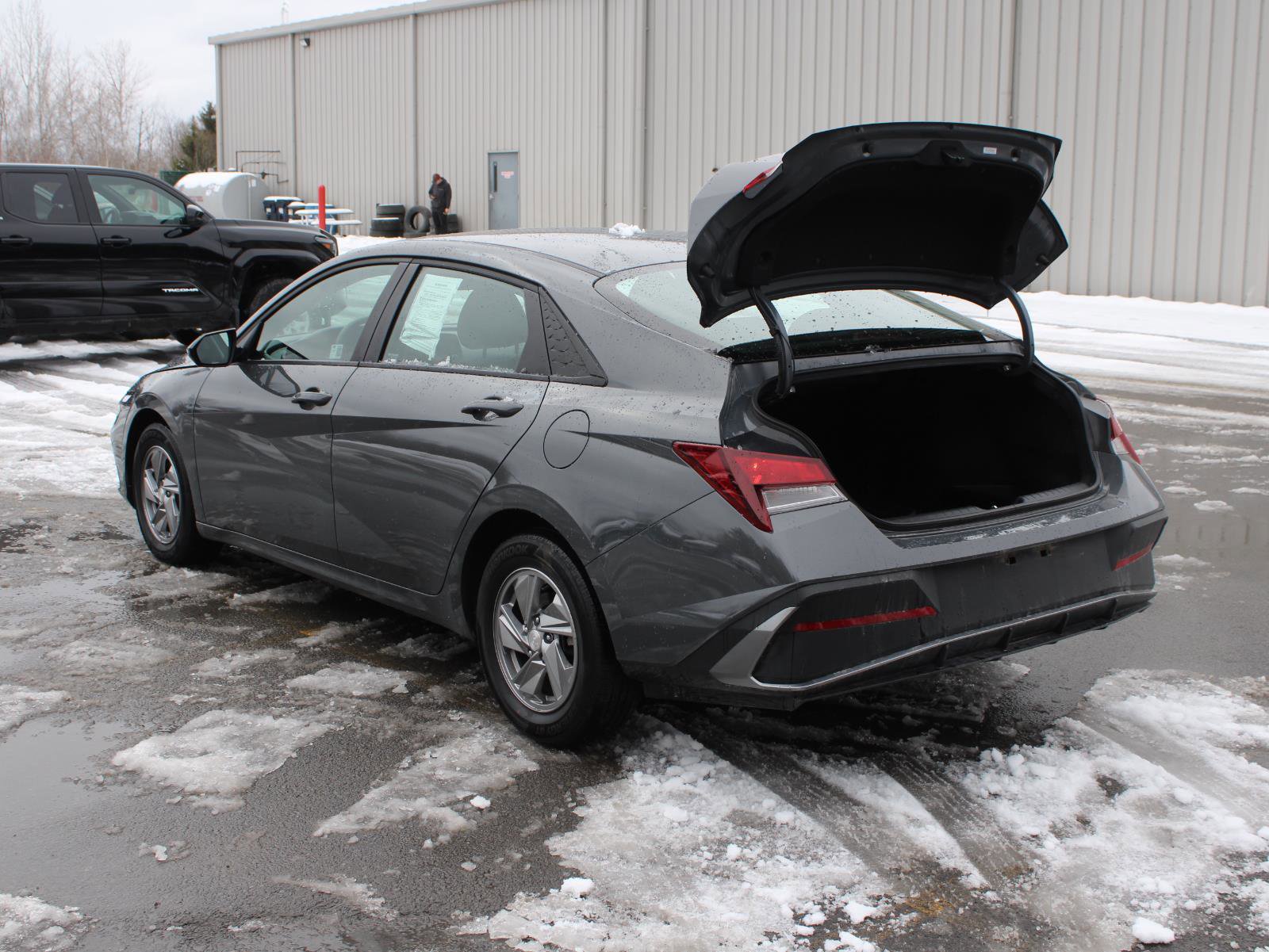 Used 2024 Hyundai Elantra SE image 7
