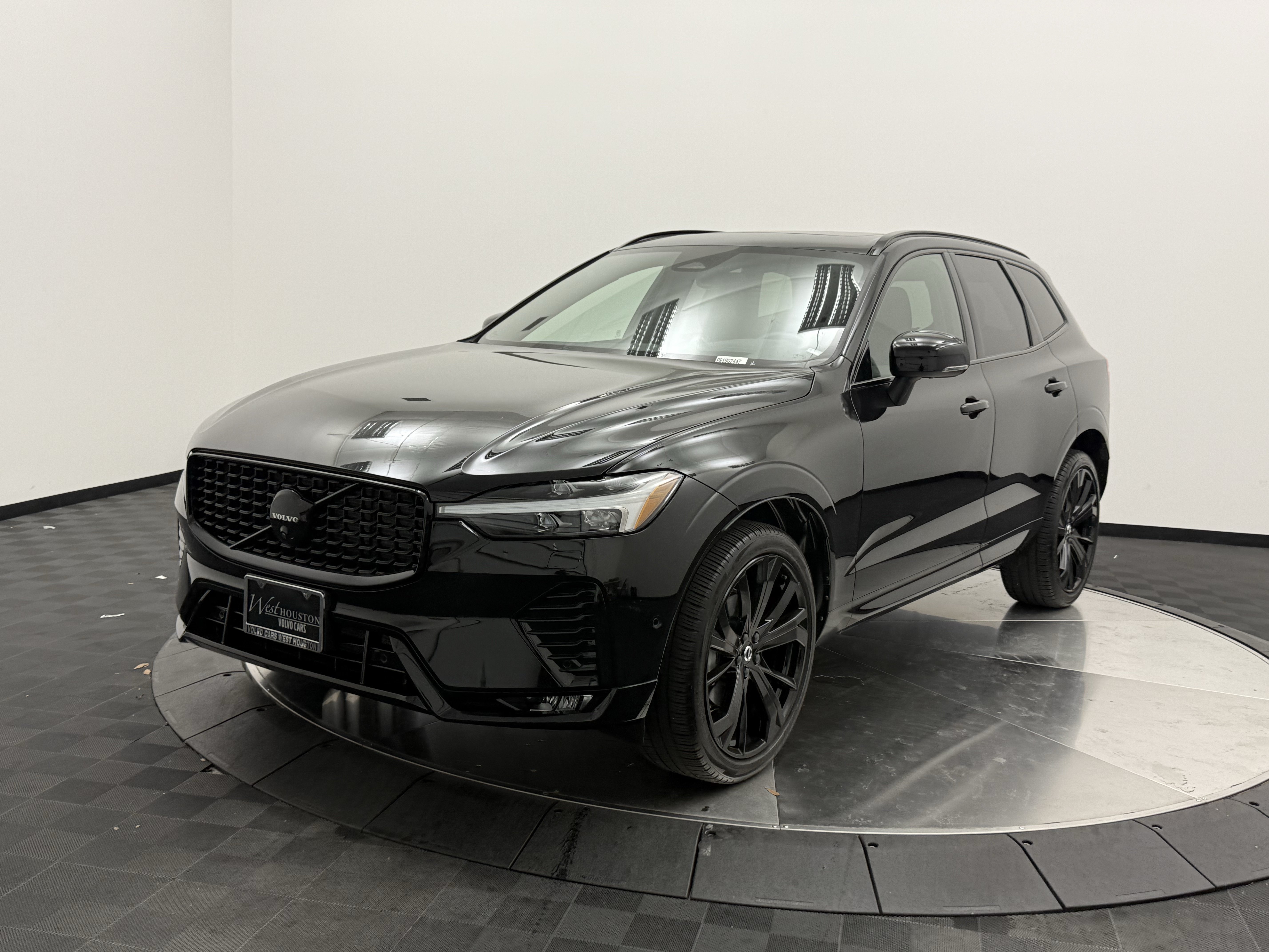 Certified 2024 Volvo XC60 B5 Ultimate AWD/4WD image 3