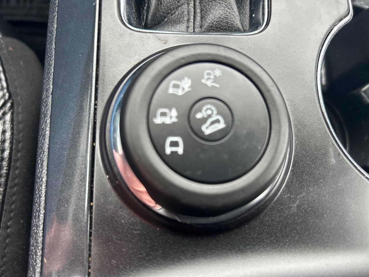 Used 2017 Ford Explorer XLT w/ Equipment Group 202A AWD/4WD image 35