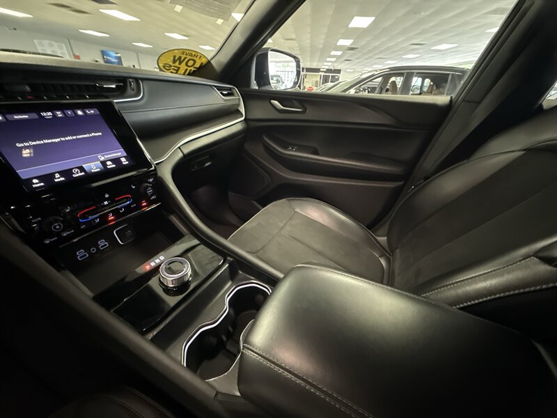 Used 2024 Jeep Grand Cherokee Altitude AWD/4WD image 31