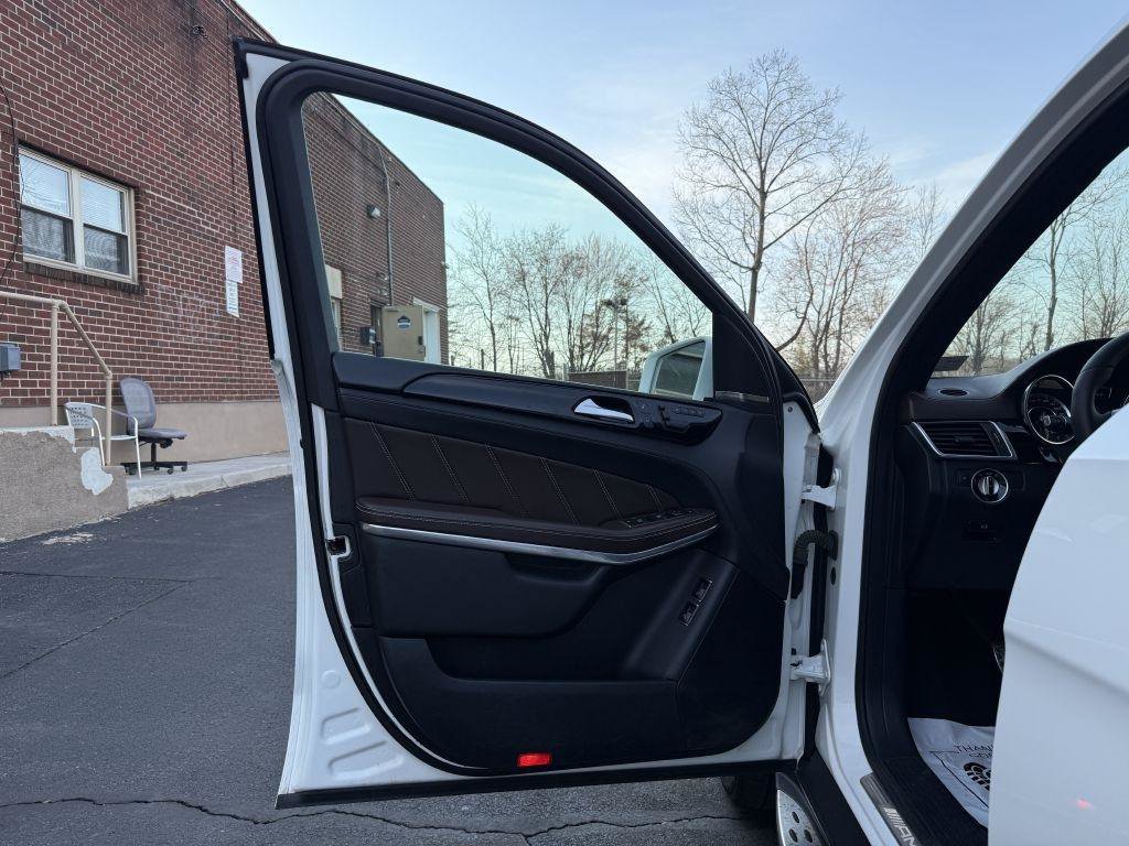 Used 2015 Mercedes-Benz GL 63 AMG 4MATIC image 13