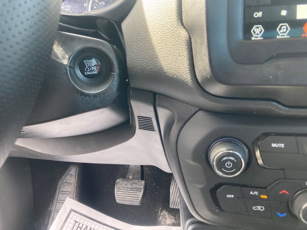 Used 2018 Jeep Renegade Latitude w/ Cold Weather Group image 22