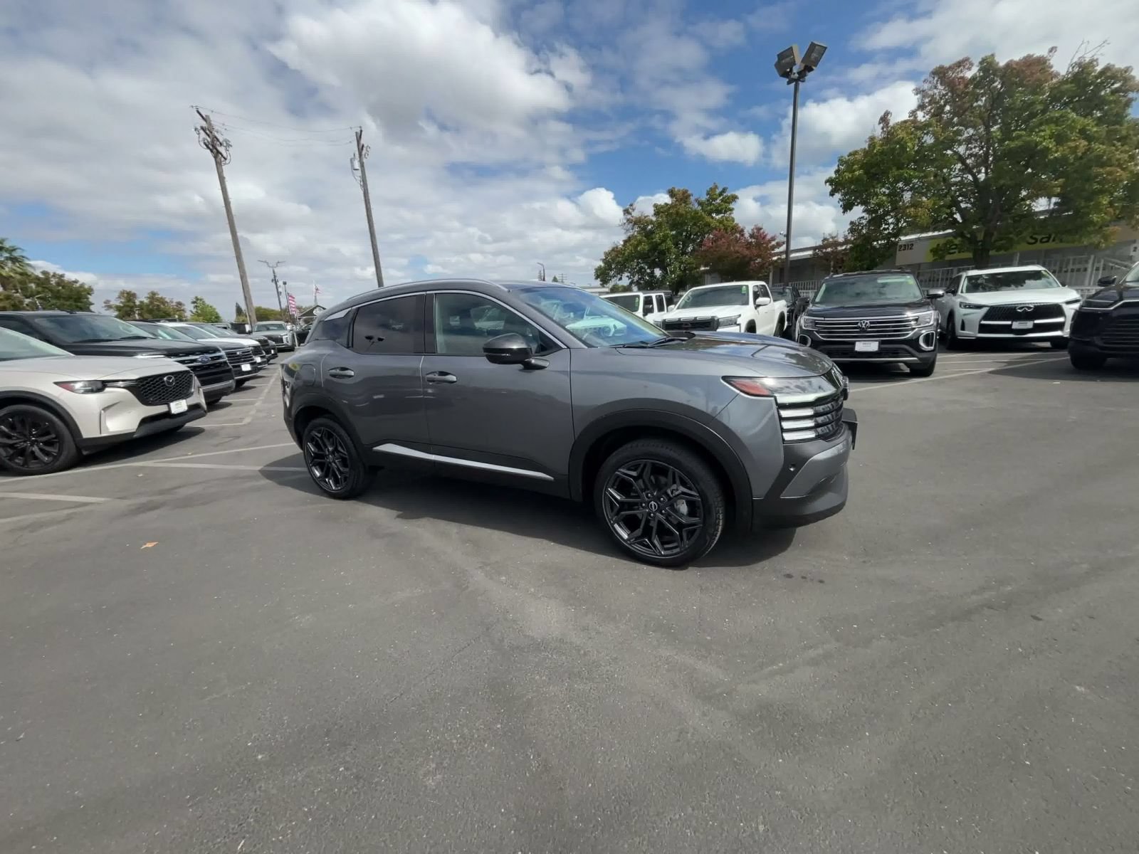 Used 2026 Nissan Kicks SR FWD image 2