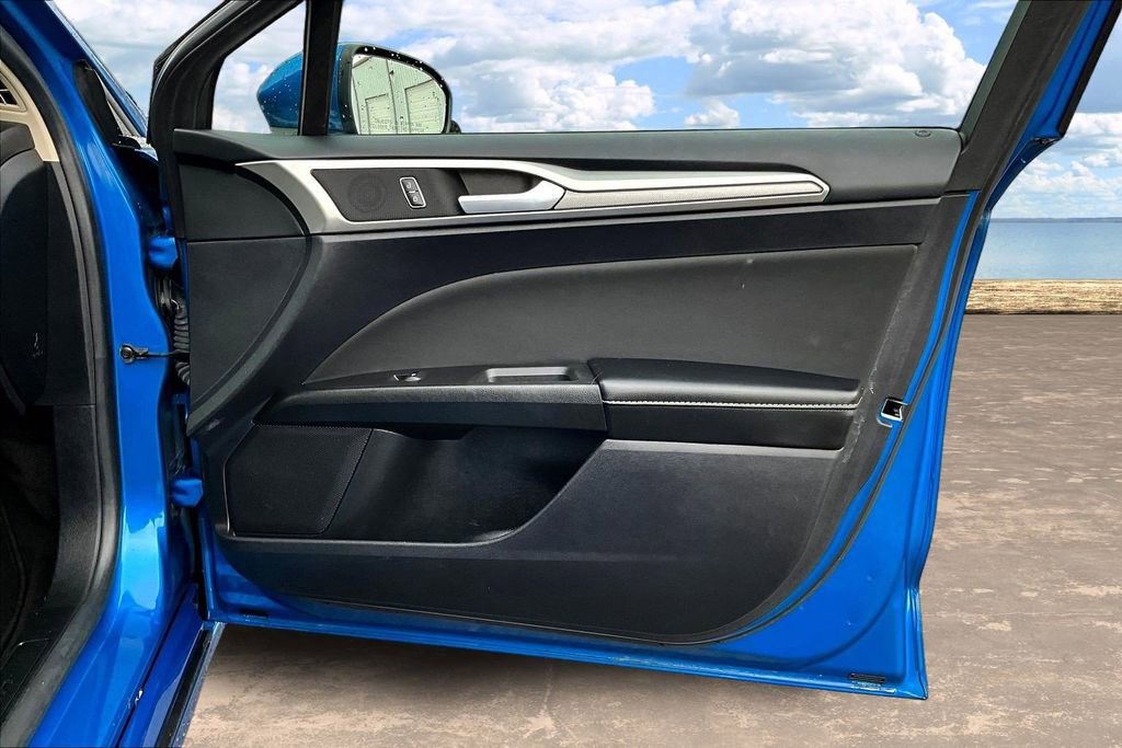 Used 2020 Ford Fusion SE image 30