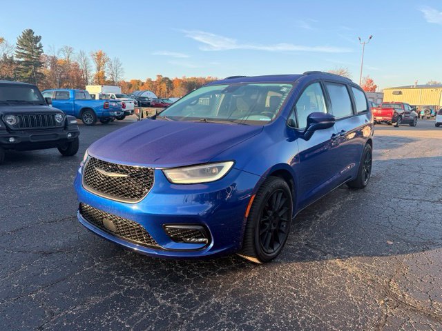 Used 2021 Chrysler Pacifica Touring w/ Uconnect Theater Family Group FWD image 4