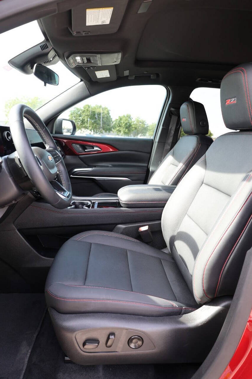 Used 2025 Chevrolet Traverse Z71 AWD/4WD image 12