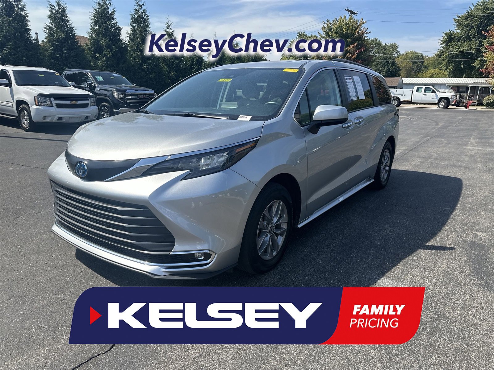 Used 2024 Toyota Sienna XLE image 1