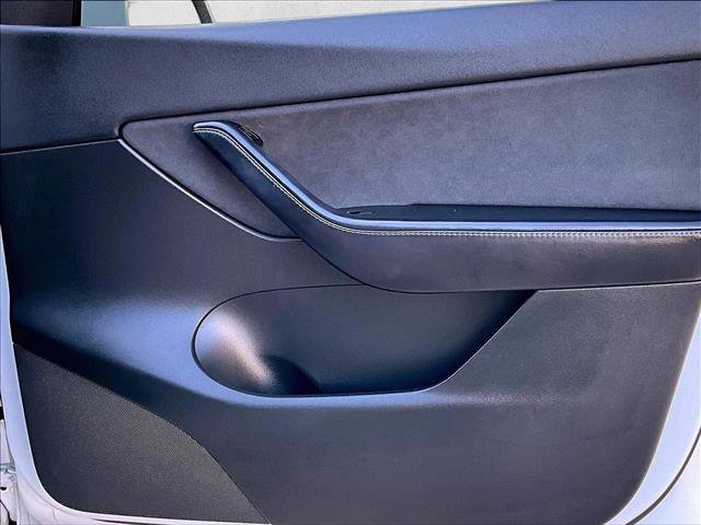 Used 2022 Tesla Model Y Long Range image 19
