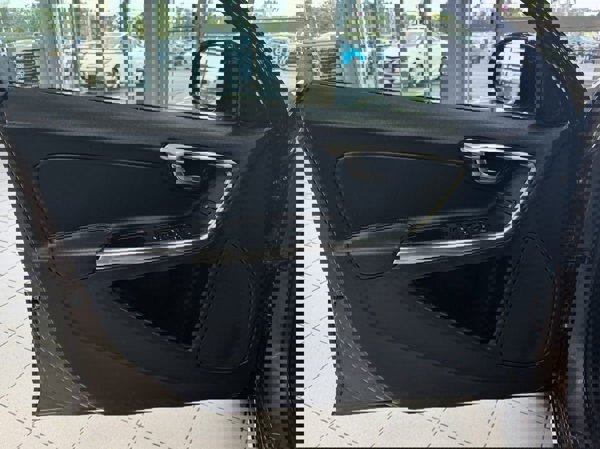 Used 2018 Volvo V60 T5 Cross Country w/ Convenience Package image 13