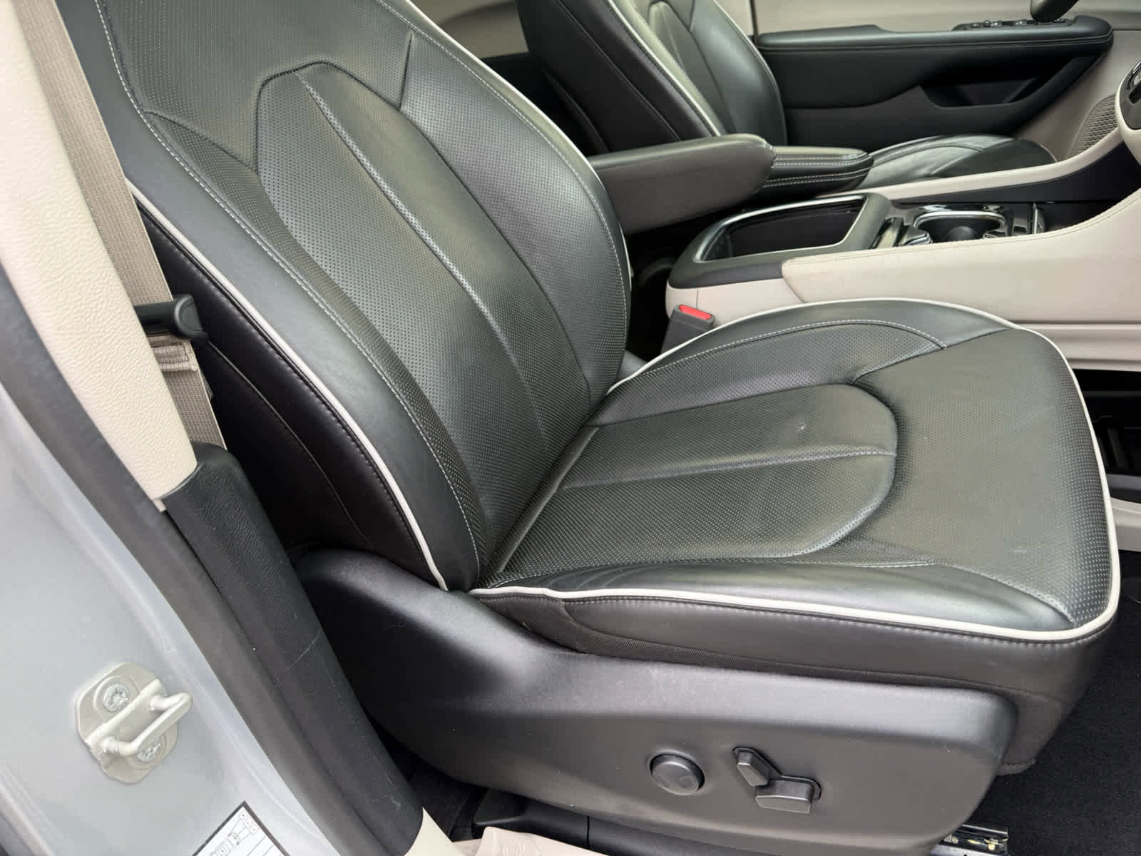 Used 2024 Chrysler Pacifica Limited FWD image 10