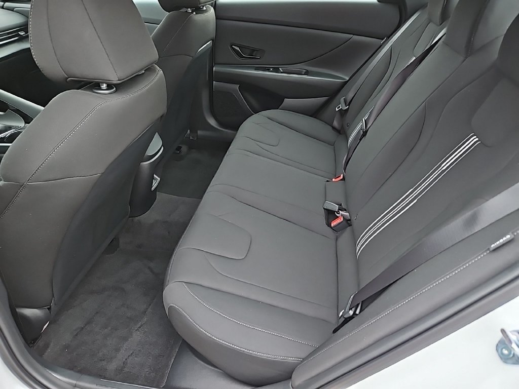Used 2025 Hyundai Elantra SEL FWD image 25