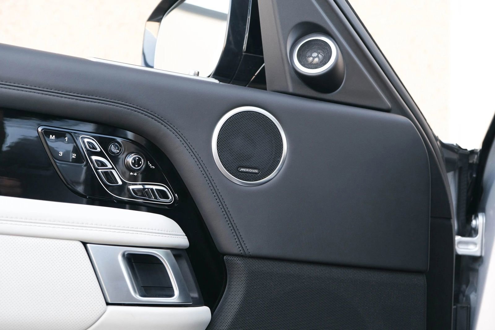 Used 2020 Land Rover Range Rover SV Autobiography Dynamic image 21