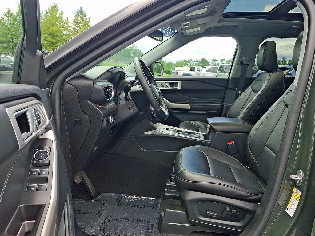 Used 2023 Ford Explorer Limited w/ Equipment Group 301A AWD/4WD image 17