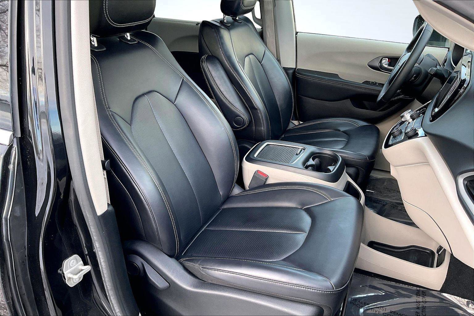 Used 2023 Chrysler Pacifica Touring-L image 8