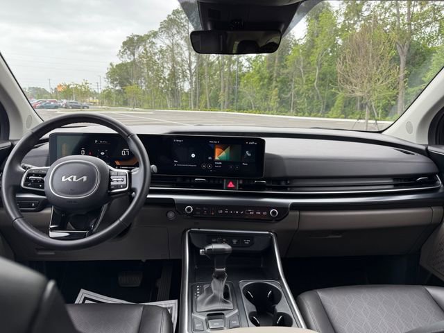 Used 2025 Kia Carnival FWD image 11