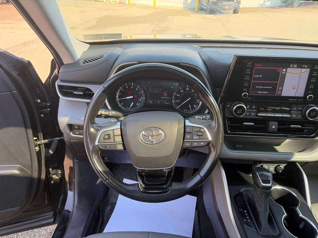 Used 2021 Toyota Highlander XLE AWD/4WD image 14