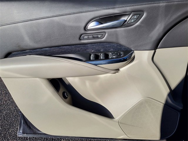 Used 2023 Cadillac XT4 Premium Luxury image 3