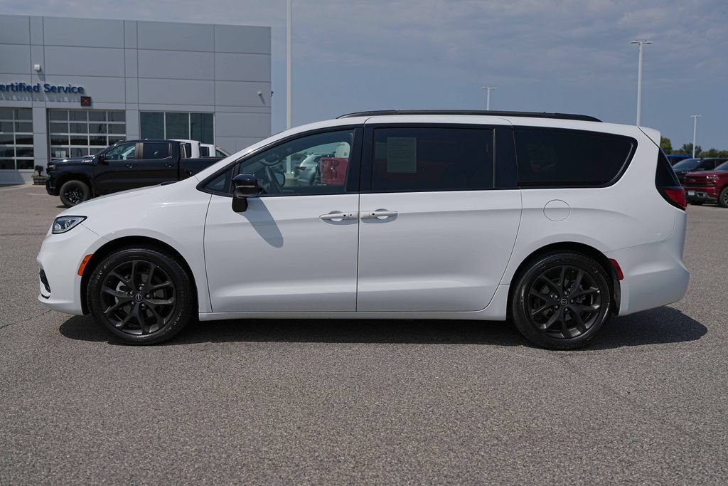 Used 2025 Chrysler Pacifica Limited FWD image 10