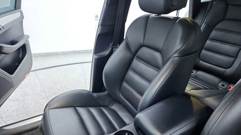 Used 2020 Porsche Macan Turbo image 22