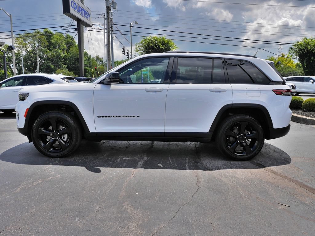 Used 2023 Jeep Grand Cherokee Altitude AWD/4WD image 4