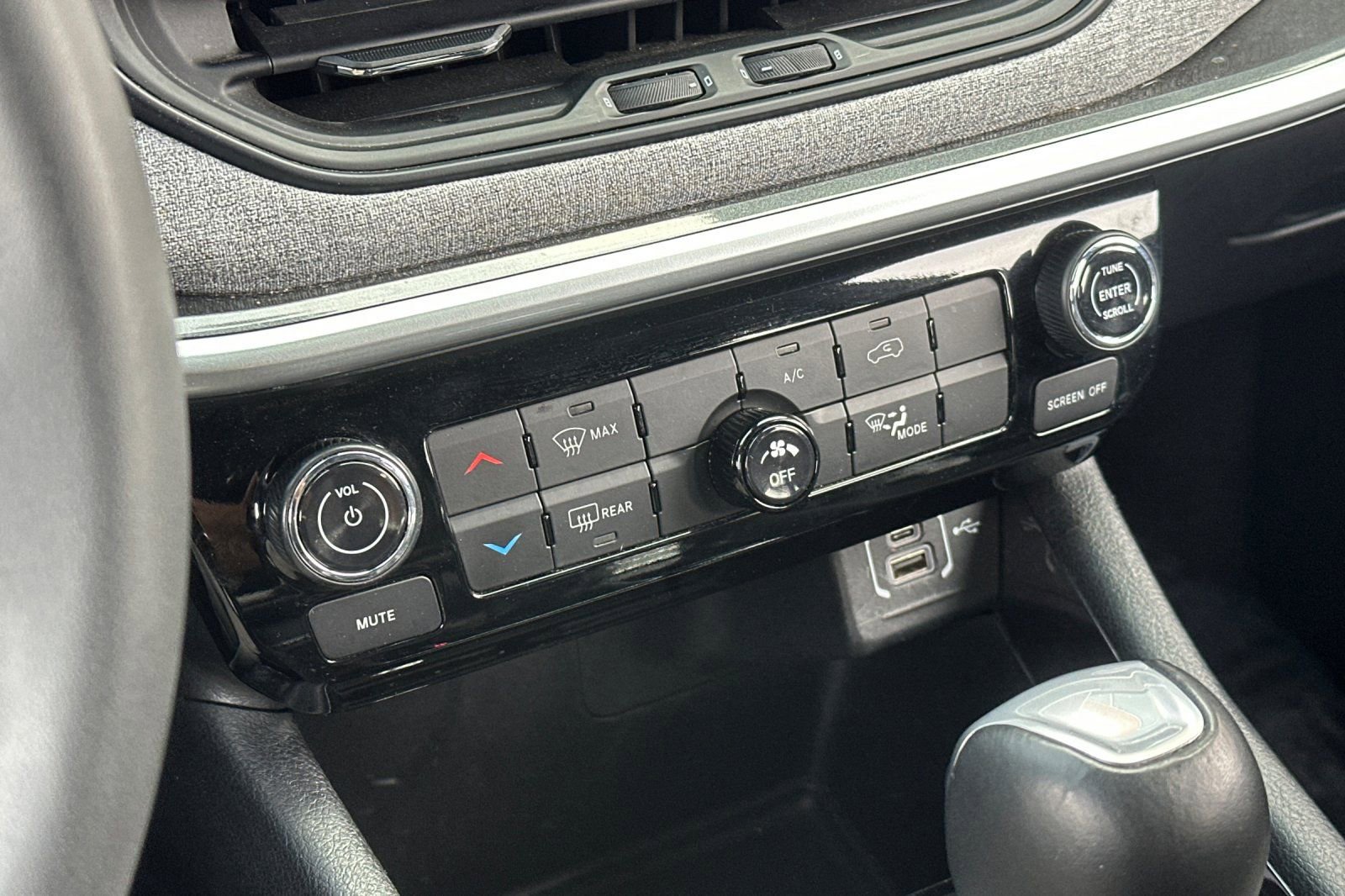 Used 2024 Jeep Compass Latitude image 24