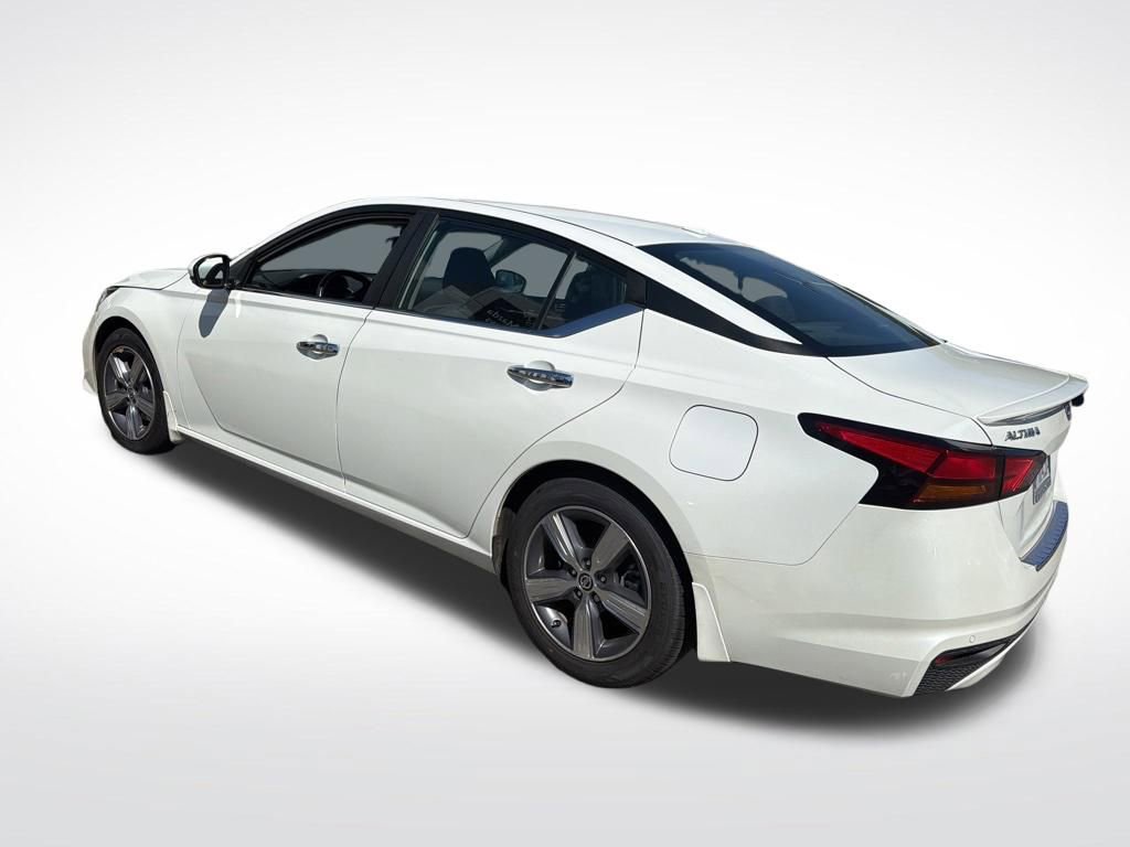 Used 2021 Nissan Altima 2.5 SV w/ SV Premium Package FWD image 2
