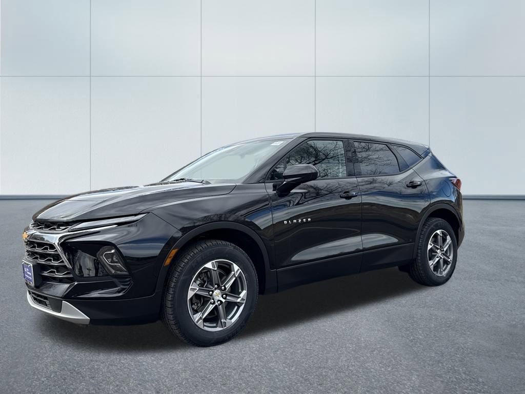 Used 2025 Chevrolet Blazer LT image 3